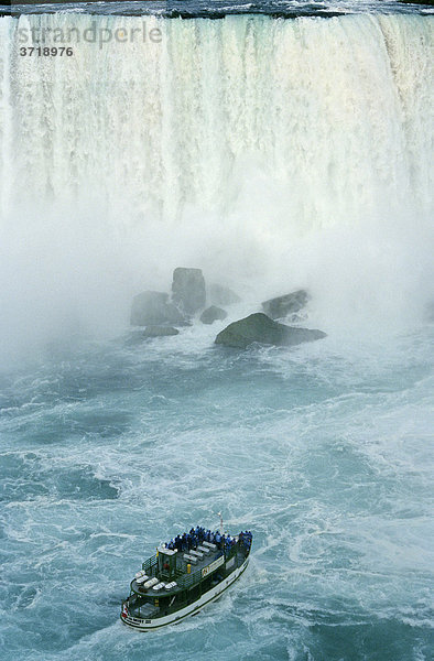 Ausflugsboot mit Touristen vor den Niagarafällen  Kanada