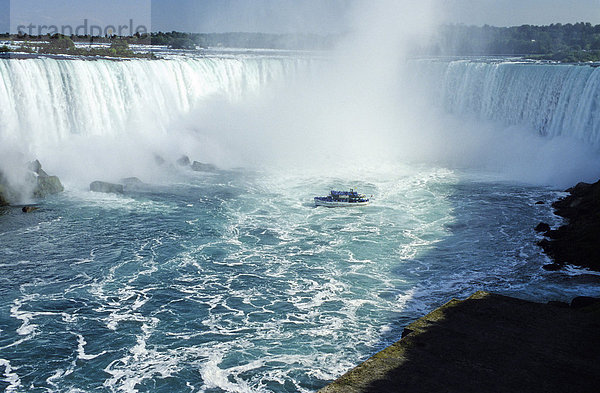 Ausflugsboot mit Touristen vor den Horseshoe Falls der Niagarafälle  Kanada