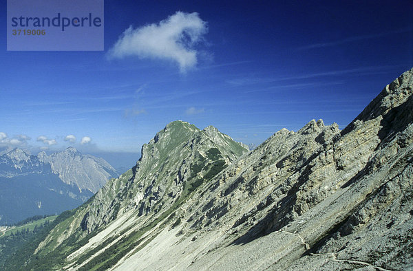 Ein Wanderweg schlängelt sich an der Flanke des Seefelder Joch bei Seefeld Tirol Österreich