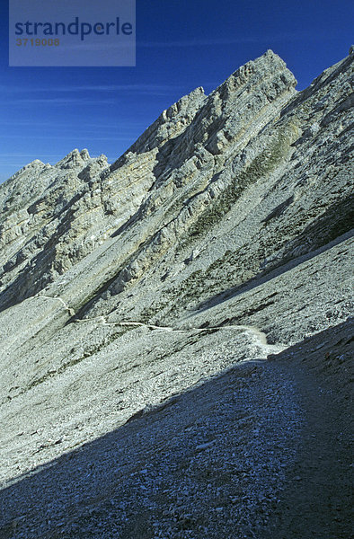 Ein Wanderweg schlängelt sich an der Flanke des Seefelder Joch bei Seefeld Tirol Österreich