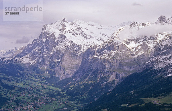 Blick auf Eiger und Wetterhorn bei Grindelwald  Schweiz