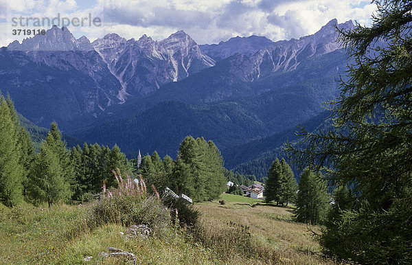 Blick über das Valle di Zoldo in den Dolomiten  Italien