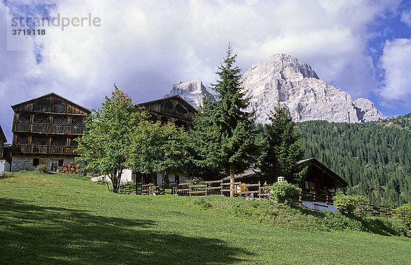 Typische Häuser im Bergdorf Zoppe di Cadore im Valle di Zoldo in den Dolomiten  Italien