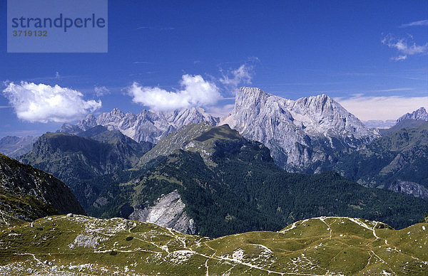 Blick vom Monte Civetta auf die Marmolada in den Dolomiten  Italien