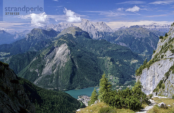 Blick vom Monte Civetta auf den Lago di Alleghe und die Marmolada in den Dolomiten  Italien