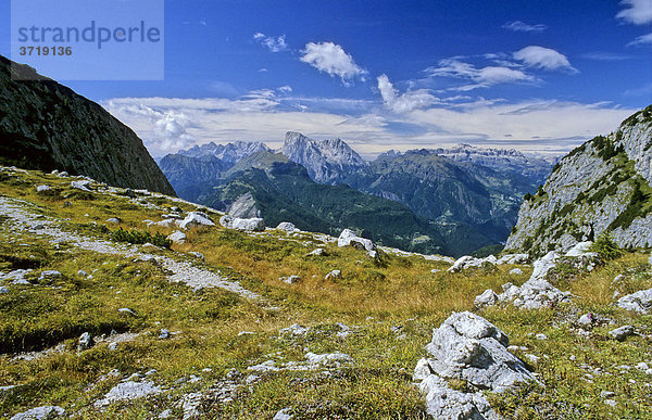 Blick vom Monte Civetta auf die Marmolada in den Dolomiten  Italien