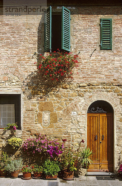 Fassade eines typischen Wohnhauses in der Altstadt von Pienza Toskana Italien