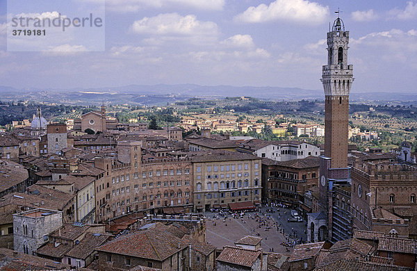 Blick auf die Piazza del Campo und den Turm des Palazzo Publico von Siena Italien