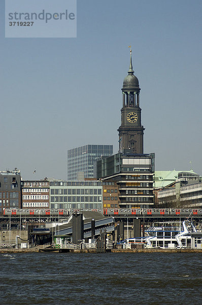 Der Turm der Sankt Michaeliskirche überragt die Landungsbrücken im Hamburger Hafen