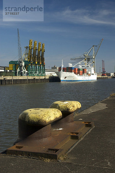 Ein Containerschiff liegt im Hamburger Hafen