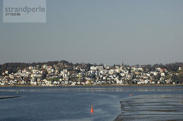 Blick über die Elbe auf die Häuser am Elbhang von Hamburg Blankenese