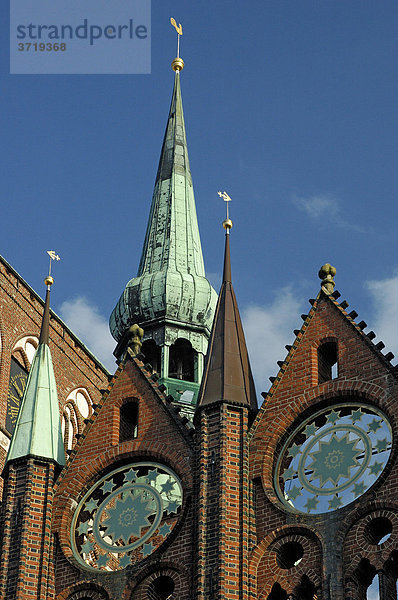 Sankt-Nikolai Kirche und Giebel des Rathauses in Stralsund