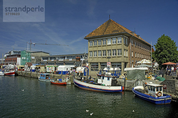 Fischerboote liegen am Alten Strom in Warnemünde