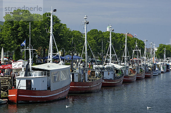 Fischerboote liegen am Alten Strom in Warnemünde