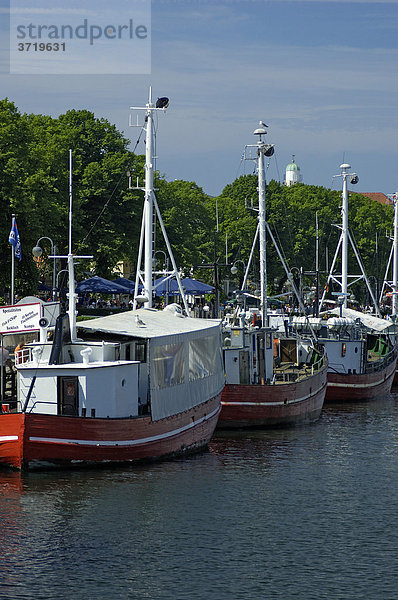 Fischerboote liegen am Alten Strom in Warnemünde