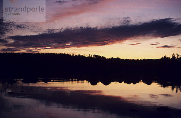 Abendstimmung an einem See in Schweden