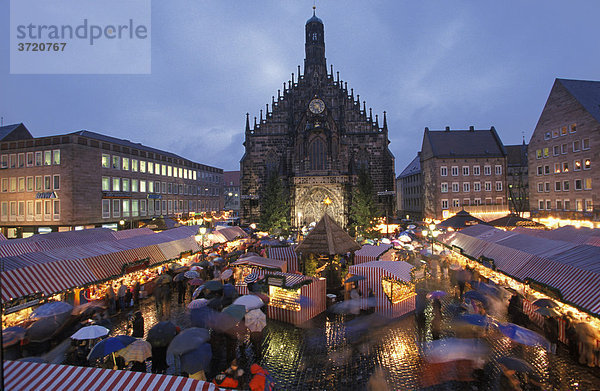 Nürnberg - Christkindlesmarkt - Hauptmarkt mit Frauenkirche