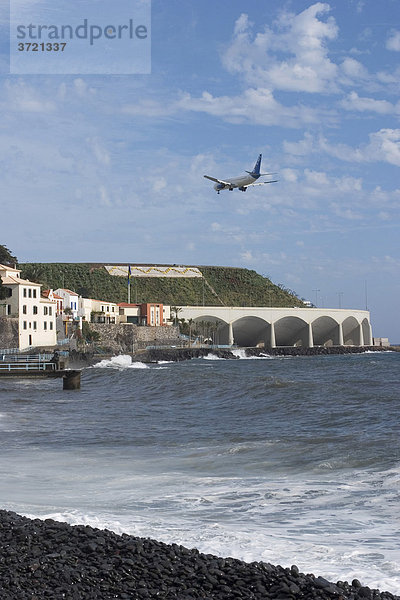Kiesstrand in Santa Cruz mit Blick auf Flughafen - Madeira