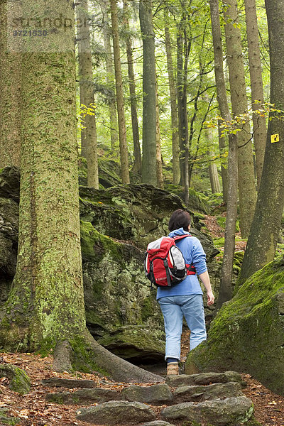 Wanderin im Nationalpark Bayerischer Wald - Felswandergebiet am Steinberg - Niederbayern