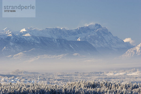 Blick von Peretshofener Höhe über Königsdorf zur Zugspitze Oberbayern