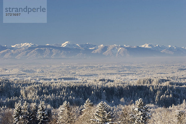 Blick von Peretshofener Höhe zur Alpenkette Oberbayern