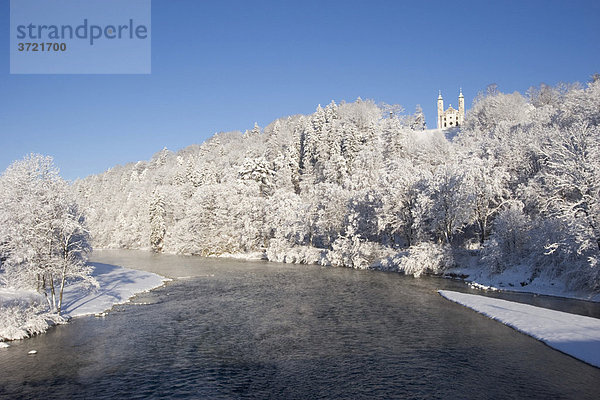 Isar und Kreuzkirche am Kalvarienberg in Bad Tölz Oberbayern