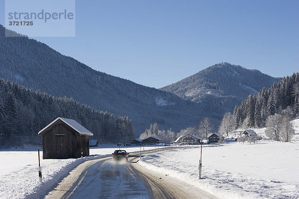 Winterliche Straße in Jachenau - Isarwinkel Oberbayern