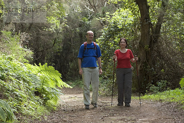 Wanderer in Nationalpark Garajonay - La Gomera Kanaren