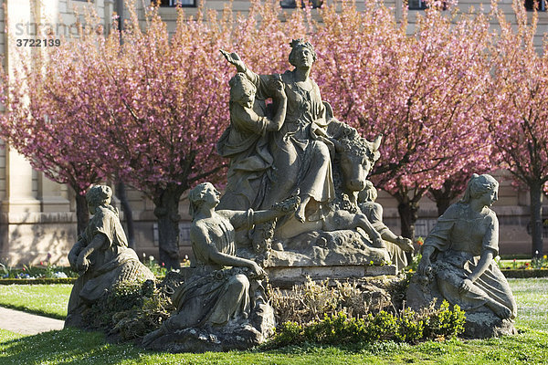 Würzburg Hogarten der Residenz Brunnenfiguren Raub der Europa von Johann Peter Wagner Unterfranken Bayern