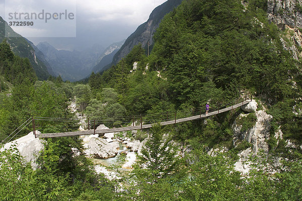 Hängebrücke über Fluss Soca nahe dem Ort Soca - Julische Alpen - Slowenien