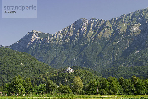 St. Antoniuskirche mit Beinhaus italienischer Soldaten in Kobarid im Soca-Tal - Slowenien