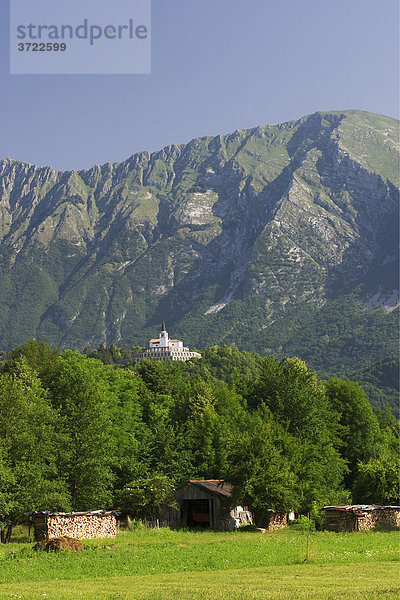 St. Antoniuskirche mit Beinhaus italienischer Soldaten in Kobarid im Soca-Tal - Slowenien