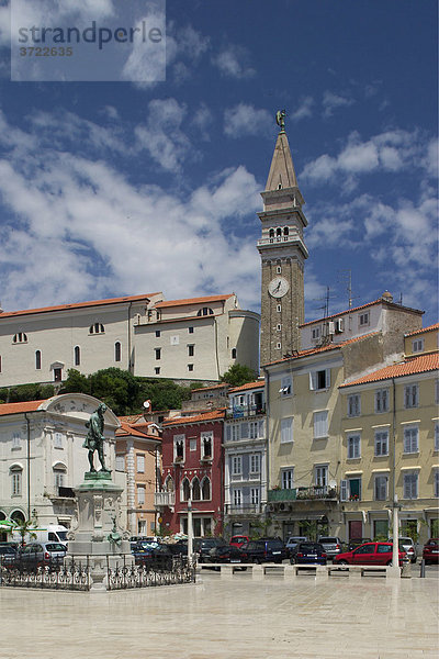 Hauptplatz Tartinijev trg und Kirche Sv. Jurij in Altstadt von Piran an der Adriaküste in Slowenien