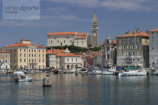 Piran an der Adriaküste in Slowenien - Hafen mit Blick auf Altstadt