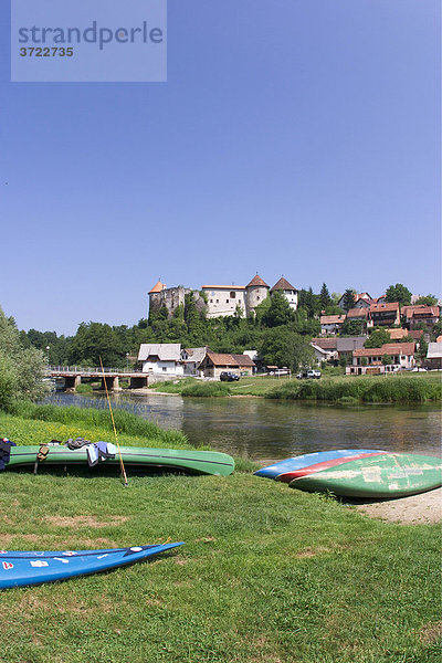 Zuzemberk mit Fluss Krka und Burg in Slowenien