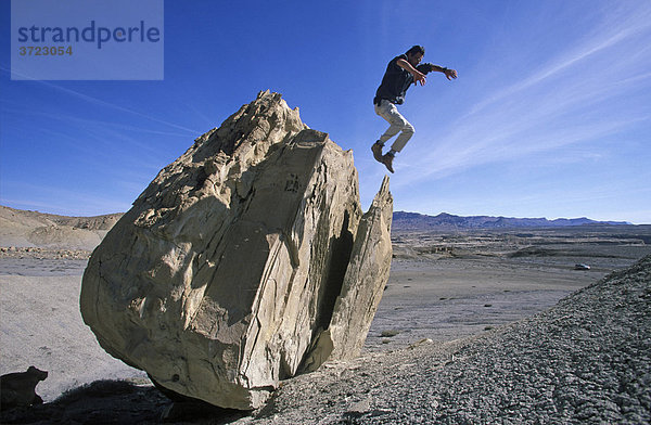Mann springt von einem Fels in Glen Canyon National Recreation Area - Utah - USA