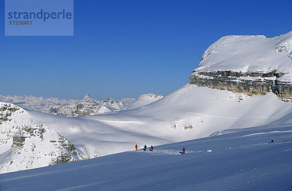 Sass Pordoi Sella-Gruppe mit Skifahrern Sella Ronda Dolomiten Trentino Italien