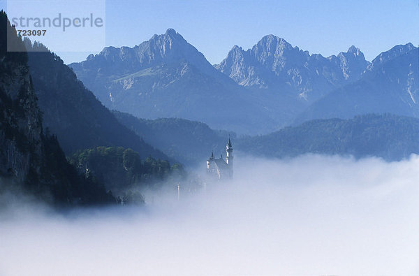 Deutschland Bayern Allgäu Schloss Neuschwanstein Talnebel