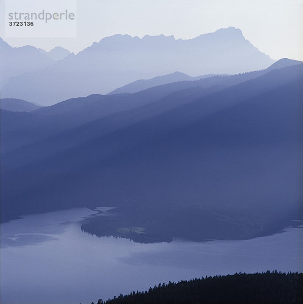 Deutschland Oberbayern Walchensee - Blick vom Hirschhörnlkopf - im Hintergrund Zugspitze