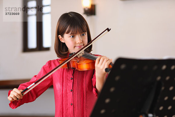 Ein junges Mädchen die Violine