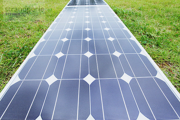 Solar-Panels auf dem Rasen