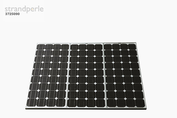 Photovoltaik-Panel vor weißen Hintergrund