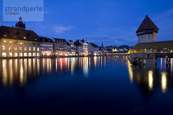 Reuss in Luzern mit Kapellbrücke am Abend  Luzern  Schweiz