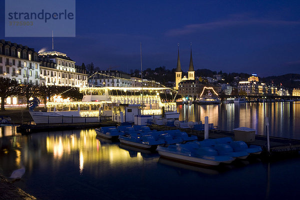 Schweizer Hofquai in Luzern am Abend mit Promenade  Luzern  Schweiz