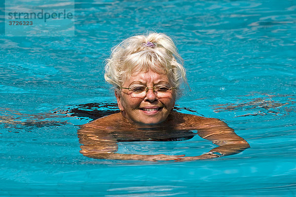 Aktive Seniorin beim Schwimmen