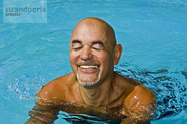 Gut gelaunter  lachender Senior beim Schwimmen