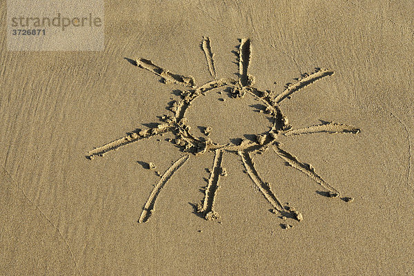 Sonne  in Sand gezeichnet