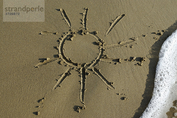 Sonne  in Sand gezeichnet