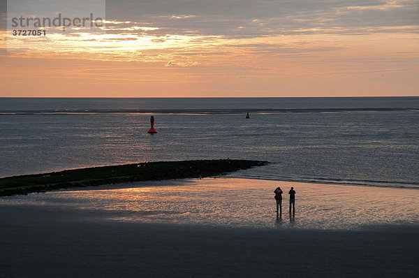 Strand bei Sonnenuntergang  Norderney  Ostfriesische Insel  Nordseeküste  Ostfriesland  Niedersachsen  Deutschland