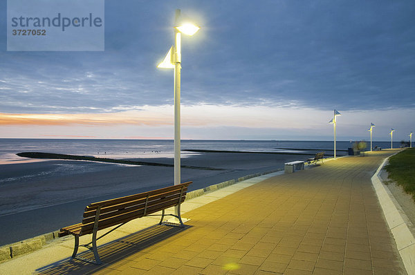 Promenade  Meer  Laterne  Bank  Dämmerung  Norderney  Ostfriesische Insel  Nordseeküste  Ostfriesland  Niedersachsen  Deutschland